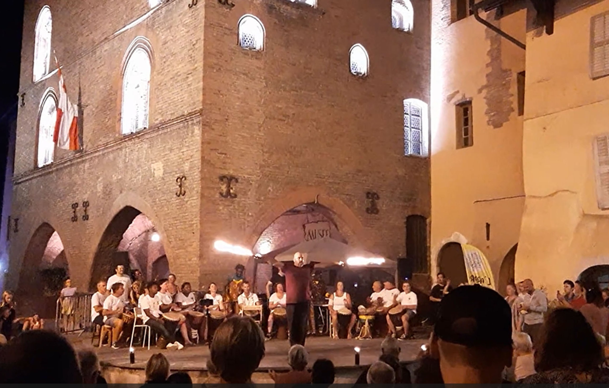 Artiste manipulant un bâton enflammé au festival Les Musicales de Conflans à Albertville