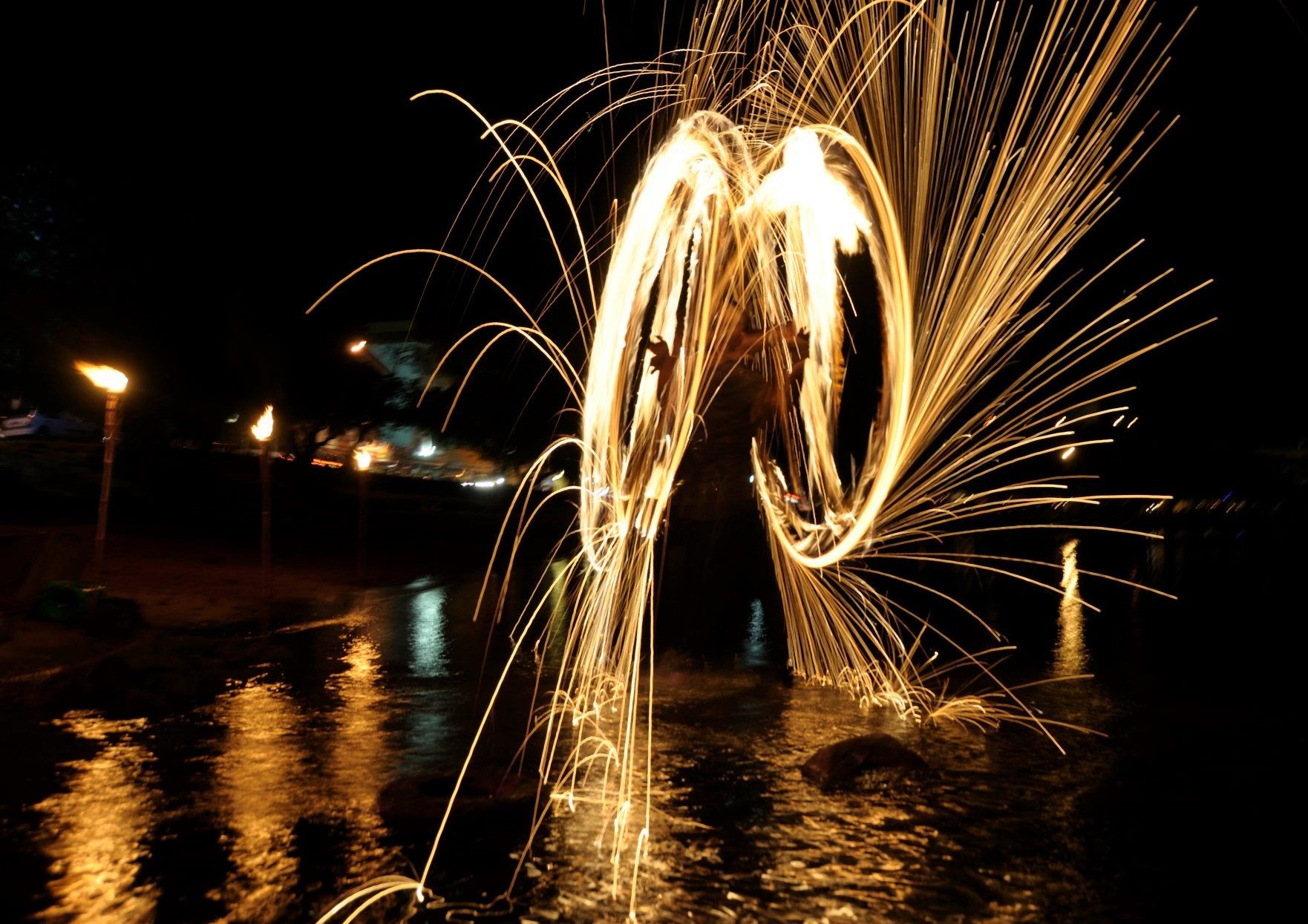 Gerbes d'étincelles lors d'une animation de feu au lac du Bourget
