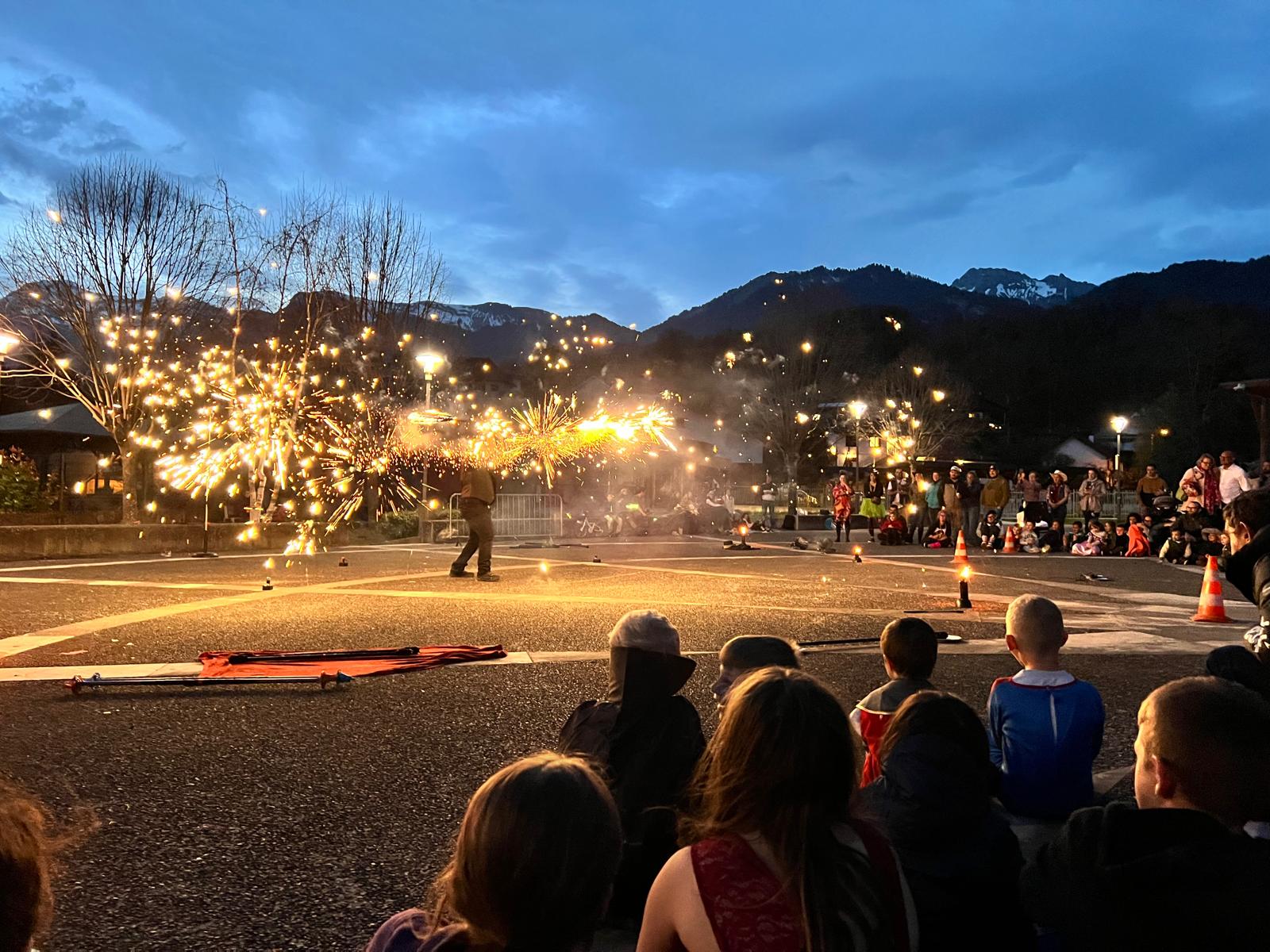 Artiste présentant des effets pyrotechniques devant le public au carnaval de Gilly-sur-Isère