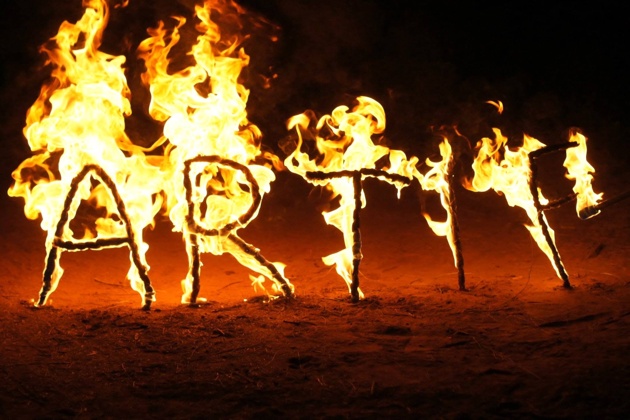 Spectacle de feu mêlant théâtre et jonglage avec Artiflam
