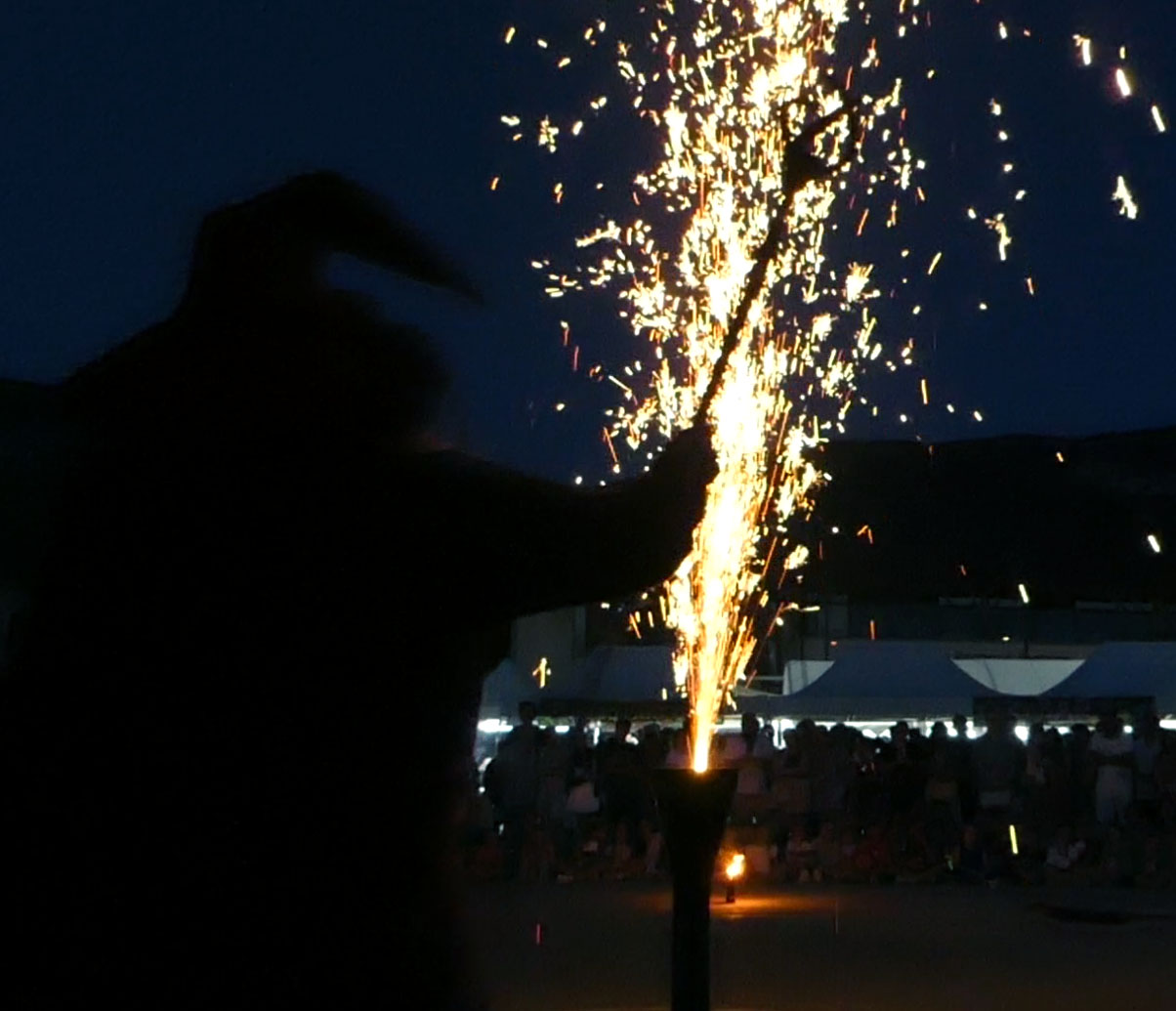 Flamborius déclenchant un effet pyrotechnique devant le public