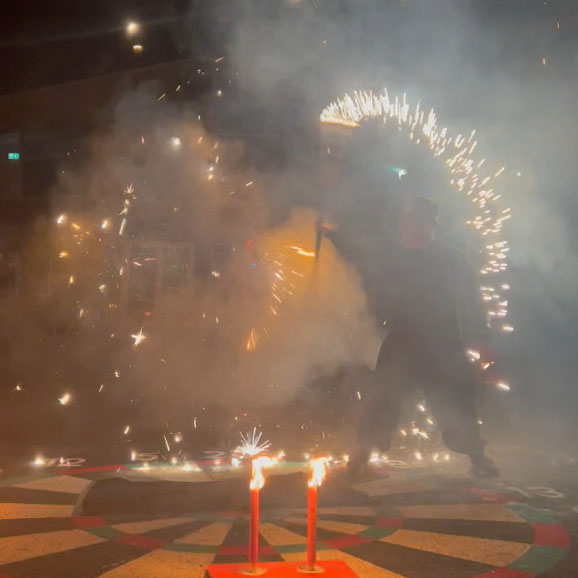 Artiste entouré d’effets pyrotechniques et d’étincelles