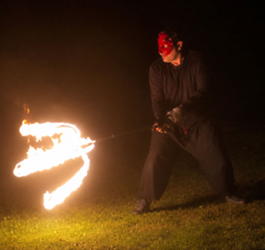 Jonglage de feu pour une animation Halloween