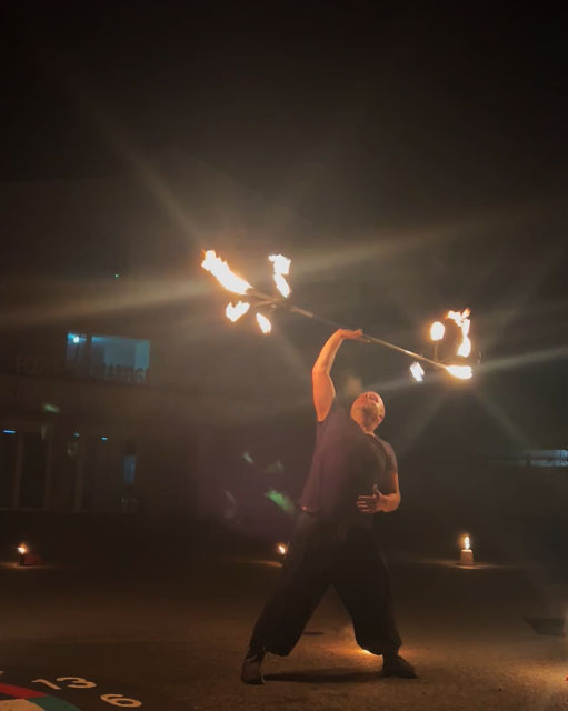 Manipulation d'un dragon-staff enflammé