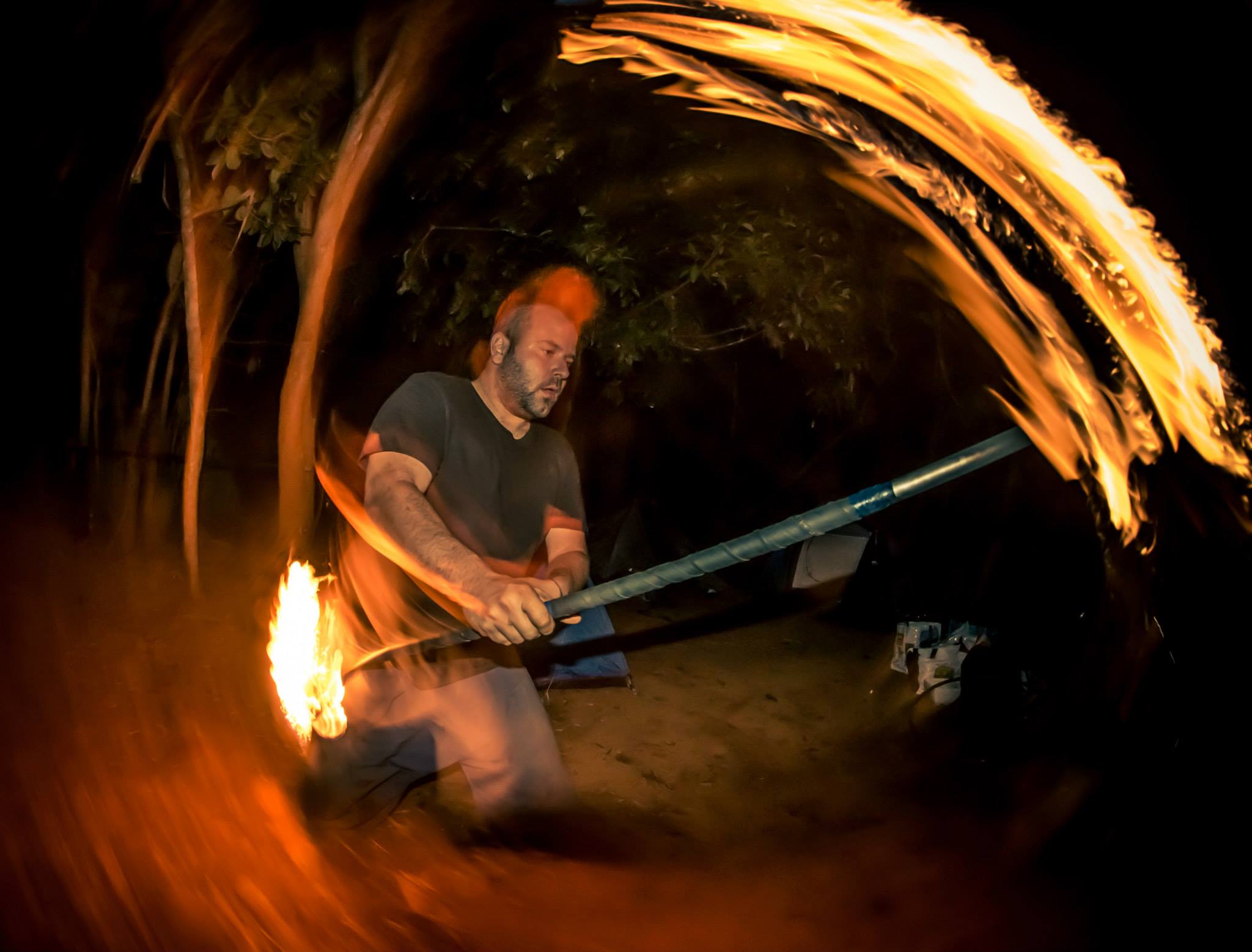 Jonglage avec un staff enflammé
