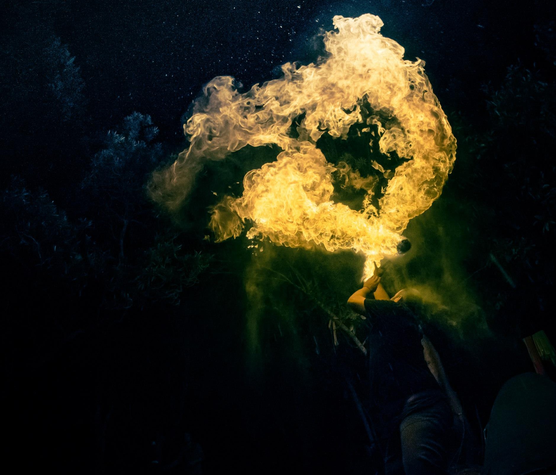 Jonglage de feu pour une animation de mariage