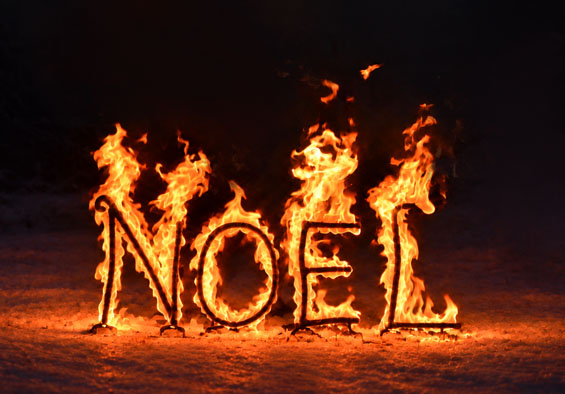 Décors enflammés pour un marché de Noël