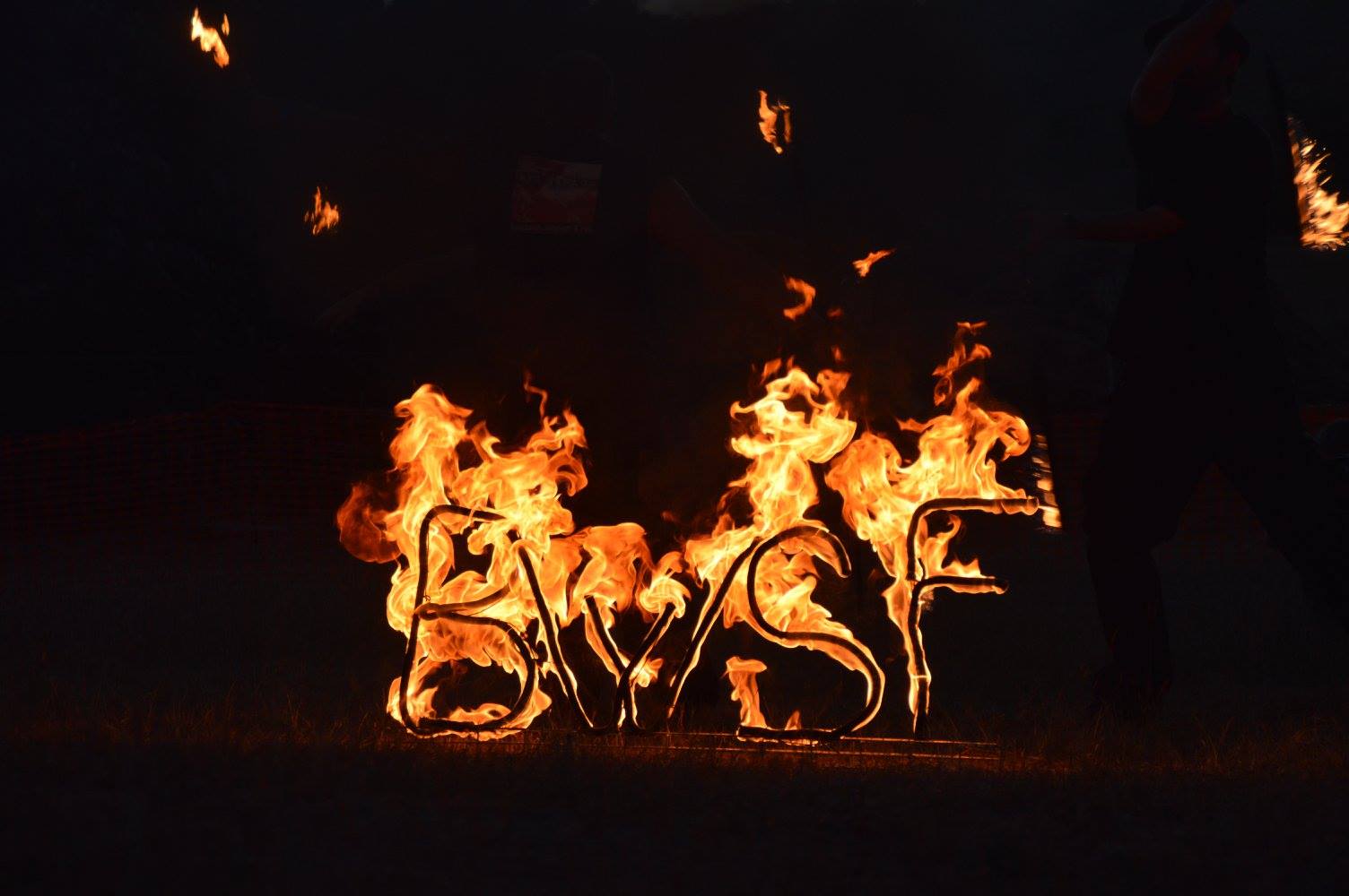 Décors enflammés pour une fête communale