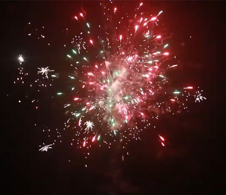 Feu d’artifice multicolore lors du final du spectacle de mariage