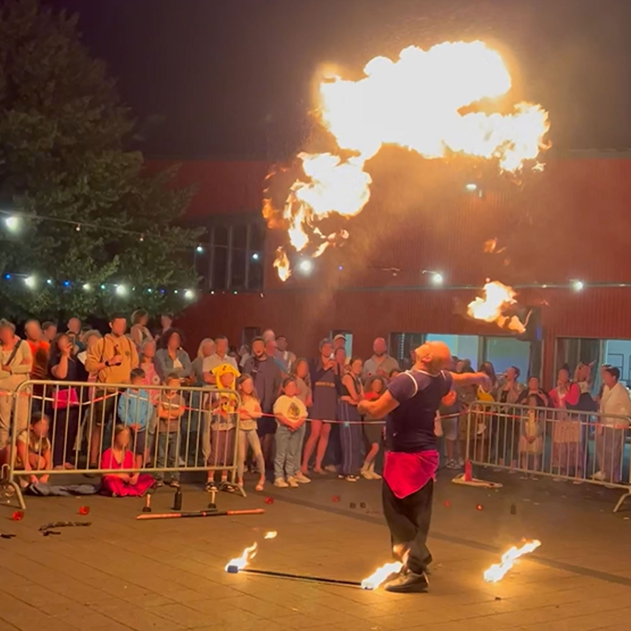 Spectacle de feu pour une fête communale