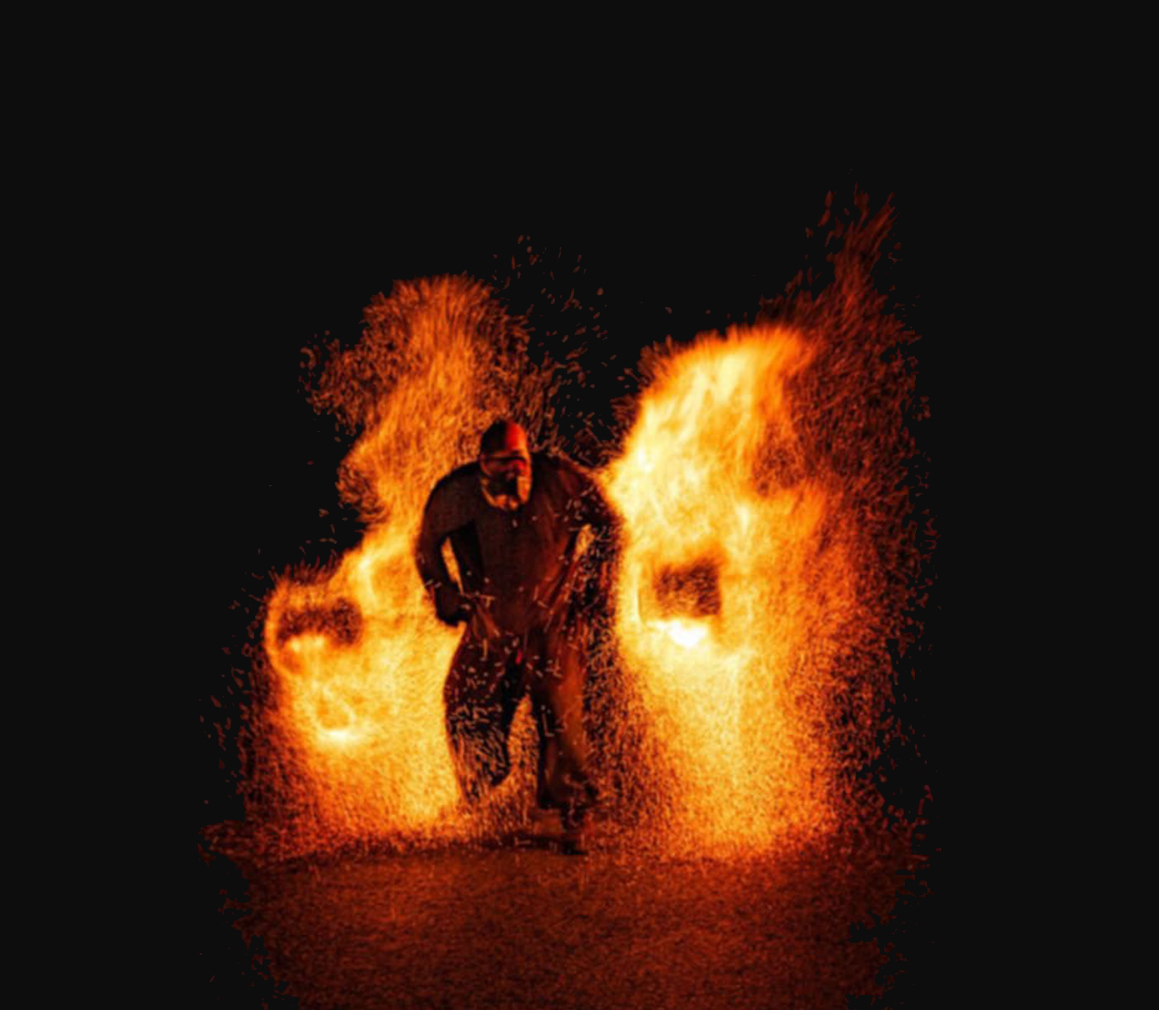 Artiste entouré de gerbes de braises incandescentes
